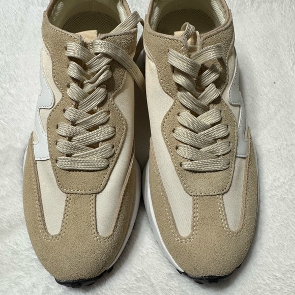 Steve Madden Cream and Tan Sneakers with Minimalist Design - Picture 3 of 6